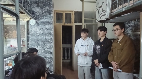 下寝室讲雷锋故事1