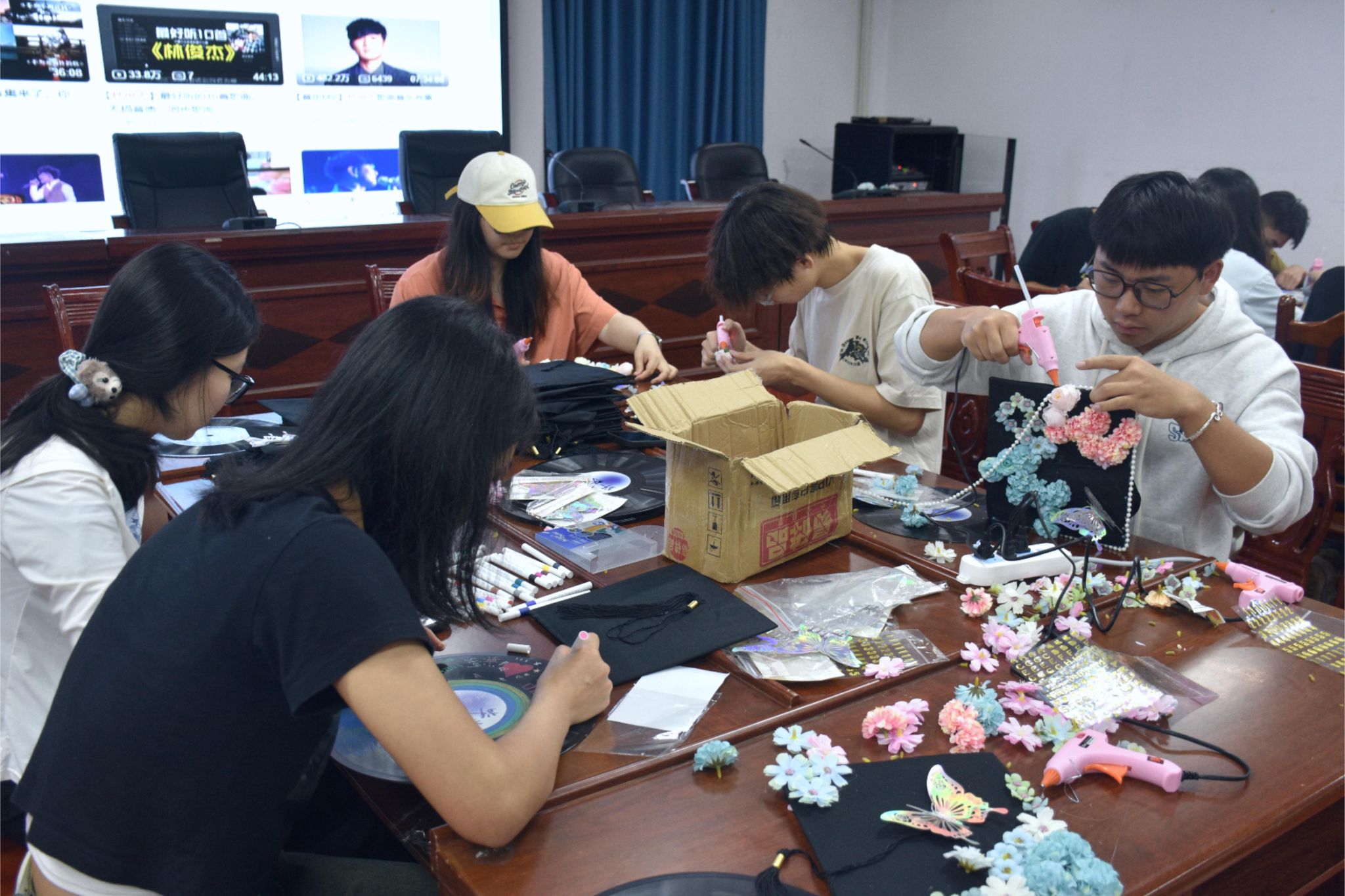 【毕业季】学院开展“映梦初绽，塑青春之冠”毕业生创意手工活动(图)