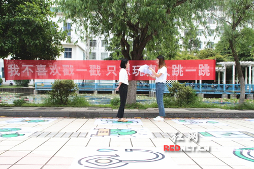 九游在线:真人版“跳一跳”传递环保理念
