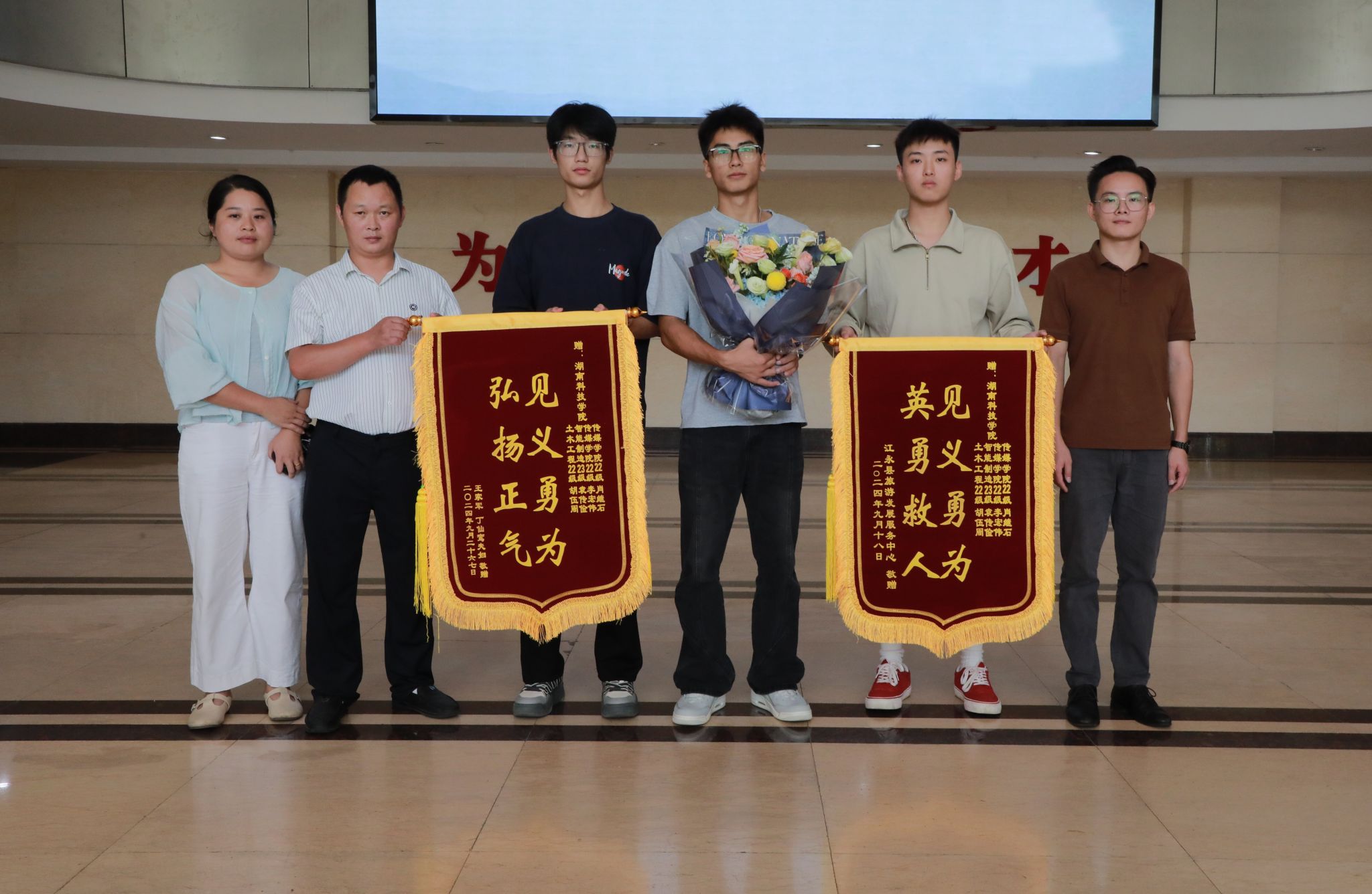 九游在线大学生勇救溺水者.jpg