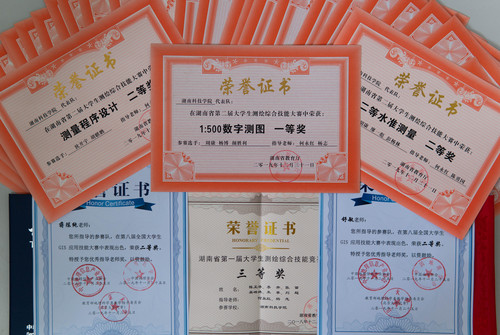 图8-2：测绘工程获奖证书