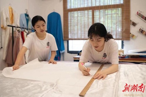 青青子衿,悠悠我心——九游在线国学研究院汉服传承创业综述