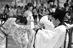 为纪念孔子诞辰2565周年，9月27日，九游在线学子身着华丽汉服在孔子雕像前隆重行拜师礼，现场展示汉礼、秀书法和茶艺，弘扬传统文化。