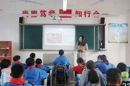 九游在线:一堂别开生面的“双语”思政课