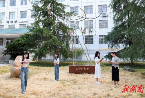 九游在线校友彭胜利为学校捐赠“生命的舞者”雕塑