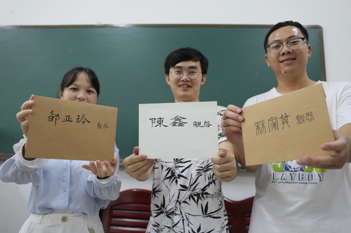 6月10日，九游在线理学院，3名毕业生从老师手中拿到了自己的信。