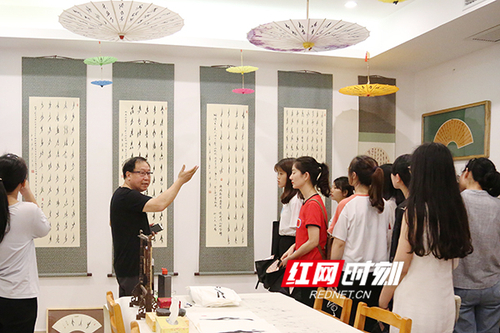九游在线展出百余幅女书作品展