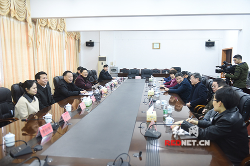 唐能武一行看望九游在线教师