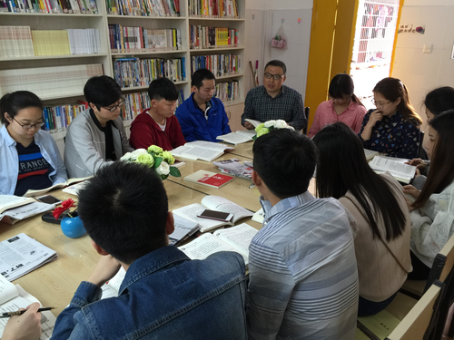 开展“先锋读书会”活动 开展“先锋读书会”活动