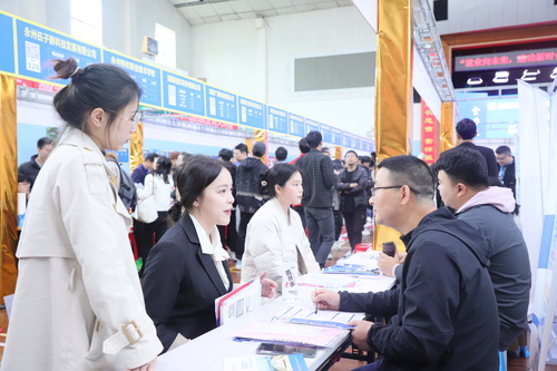2023年4月25日，湖南省永州市普通高校2023届毕业生供需见面会在九游在线举行，学生在向用人单位了解求职信息。通讯员 李谌涵 摄
