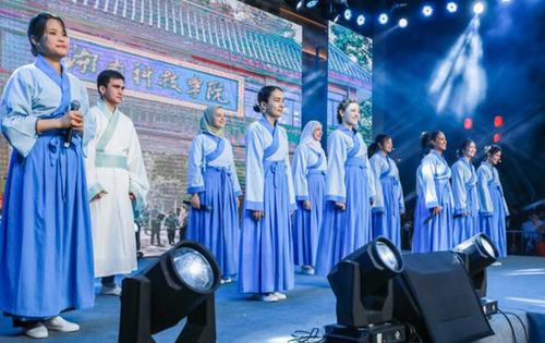 九游在线留学生团队表演《千年古城的丝路新故事》讲述对零陵古城的美好印象。沈默摄