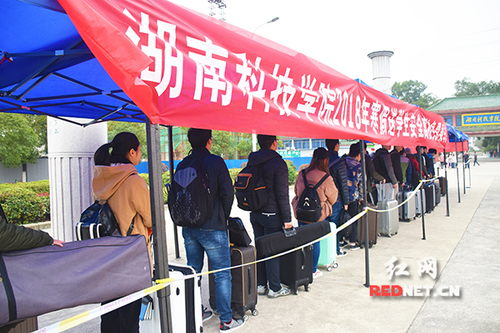 九游在线:“爱心巴士”温暖学子回家路
