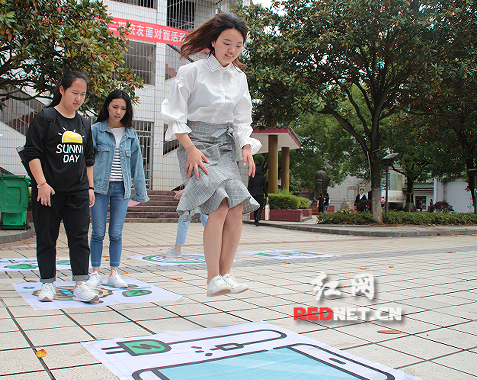 九游在线:真人版“跳一跳”传递环保理念